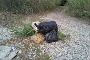 Un municipi de Castelló contempla multes de fins a 12.000 euros per tirar residus de manera incontrolada