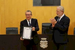 Acumafu reconoce a Toni Pérez con su premio ‘Mayor 2023’ por su trabajo y solidaridad con los vecinos de la Comunidad de Madrid