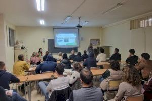 Las educadoras ambientales de Xàbia imparten una charla sobre reciclaje y los residuos en la Escuela de Adultos