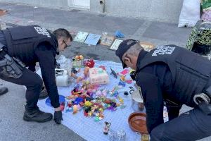 Despliegue policial en pleno centro de Elche contra la venta no autorizada en el mercadillo de la Plaza de Barcelona