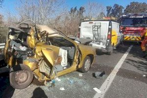 Greu accident a Alzira amb tres ferits en un xoc múltiple