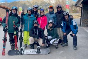 37 jóvenes de l'Eliana participan en el viaje a la nieve