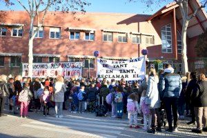 Las AFA del municipio de Manises se concentran para denunciar los daños en sus centros escolares