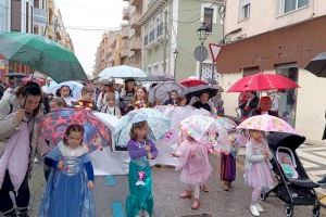 Centenares de niños y familias participan en el desfile infantil de Carnaval bajo la lluvia