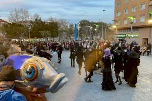 El Grao de astellón despide el Carnaval más multitudinario con el Entierro de la Sardina