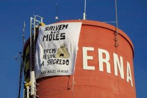 Aparece una pancarta gigante en el depósito de agua de Paterna: ¿Cuál es el motivo de la protesta?