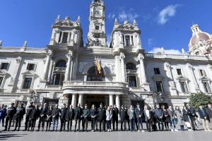 València guarda un minut de silenci per a condemnar la mort dos guàrdies civils atropellats el divendres per una narcolancha a Barbate