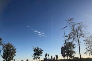 Nubes paralelas en el cielo de Castellón: ¿qué son y cómo se forman?