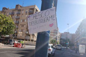 “Chesco desbloqueja'm”: el missatge d'amor més viral que han penjat en un semàfor de la Comunitat Valenciana