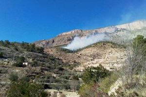 Evolución favorable en el incendio forestal de Sella tras una noche luchando contra el fuego