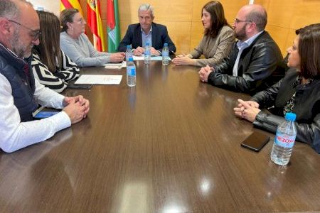 La delegada del Consell en Alicante se reúne con el alcalde de Pilar de la Horadada para conocer las necesidades del municipio
