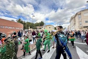 El Cole Sant Rafael de La Nucía llena de color y música las calles por Carnaval