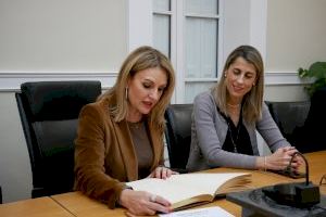 Nuria Montes visita Crevillent para mantener una reunión de trabajo con la alcaldesa Lourdes Aznar y con su equipo de gobierno