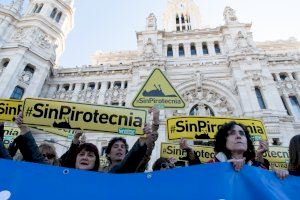 Medio millar de personas se manifiestan contra la Mascletá de Madrid "por no considerar el bienestar animal y la salud pública"