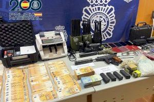 Armas de guerra, cientos de kilos de droga y miles de euros: golpe a una banda criminal asentada en Elche y Aspe