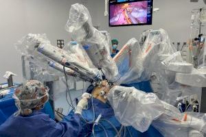 Hito histórico en el Hospital Arnau de Vilanova de Valencia: exitosa primera cirugía bariátrica asistida con el robot HUGO en España