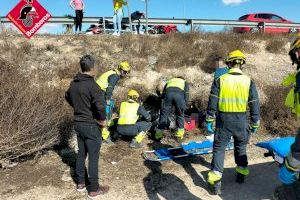 Herido un motorista tras caer por un terraplén en Orihuela