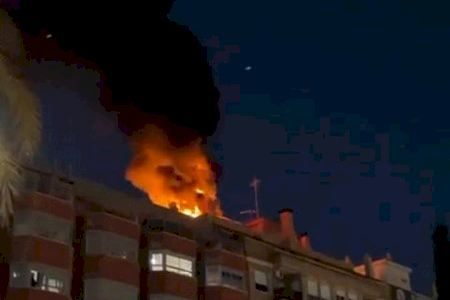 VIDEO | Espectacular incendio al arder una antena de telefonía en lo alto de un bloque de pisos en Burriana