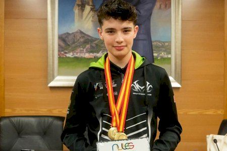 Nules reconoce al jugador de hockey, Alejandro Borja: con solo 15 años ya es bicampeón de España