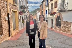 La delegada del Consell en Castellón se reúne con la alcaldesa de Azuébar