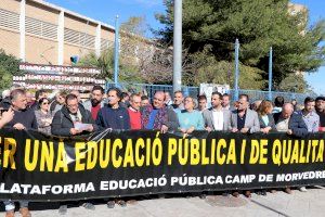 La comunidad educativa y el Ayuntamiento de Sagunto se concentran en el CIPFP Eduardo Merello por la paralización del Pla Edificant