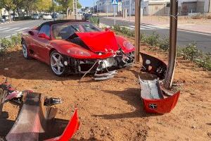 VIDEO | “Solo por un palmo”: Se estrella con un Ferrari en Alginet nada más salir de lavarlo