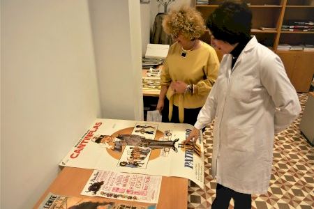 L'Arxiu Municipal “Clara Campoamor” de Crevillent cataloga la col·lecció de cartelleria conservada en els seus fons