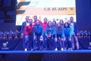 El equipo Infantil del Atlético de Aspe recoge su trofeo de campeón de Liga Plata