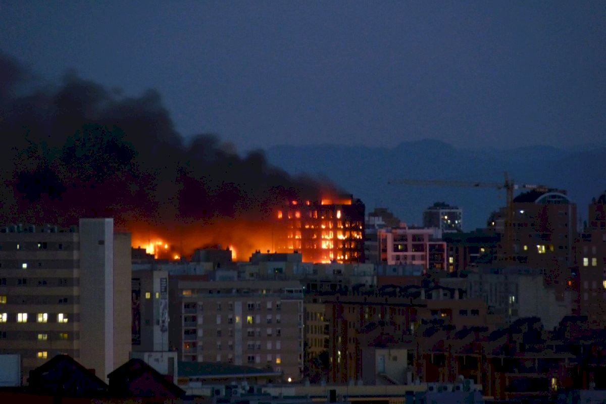 VIDEO | El fuego devora dos bloques de edificios en Valencia y deja al menos 14 heridos