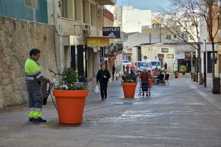 El Ayuntamiento de Calp invierte 150.000 euros en instalación y renovación de mobiliario urbano