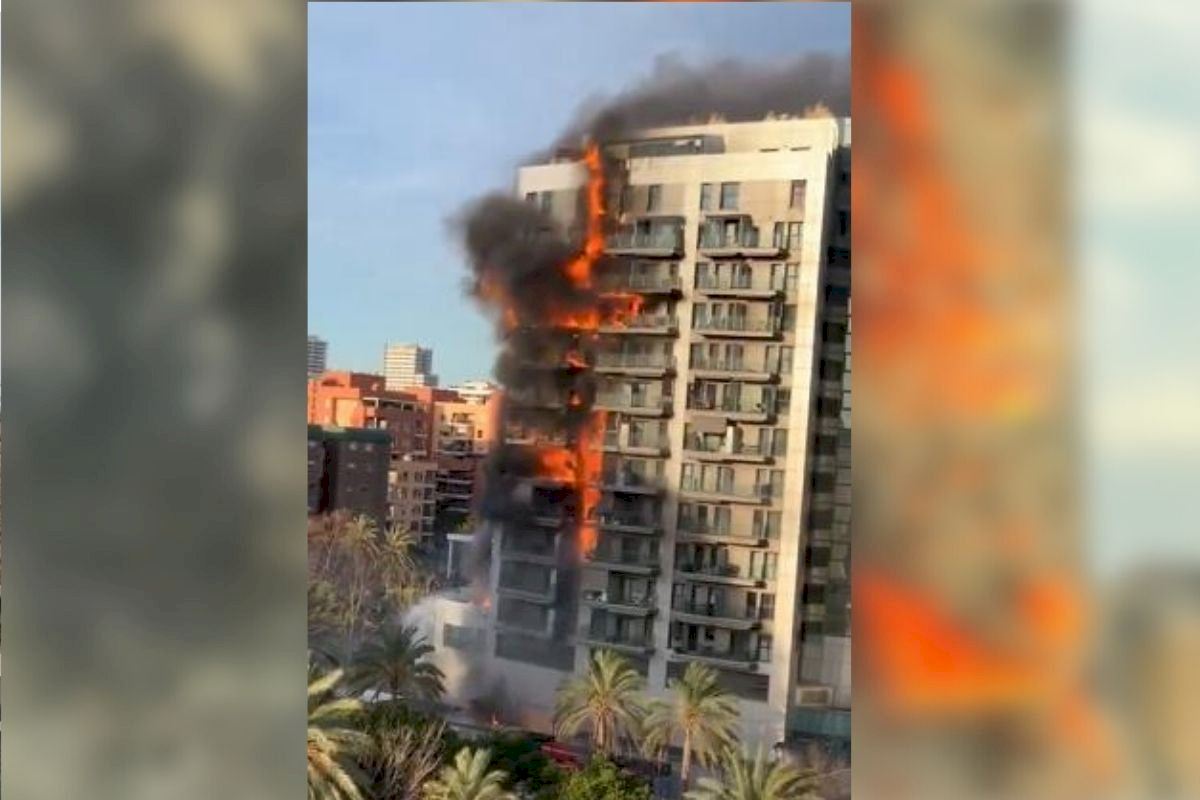 VIDEO | Un incendio con atrapados arrasa un edificio de 14 plantas en Valencia
