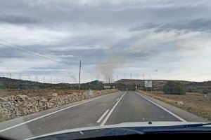 Els bombers atallen l'incendi forestal de Vilafranca del Cid