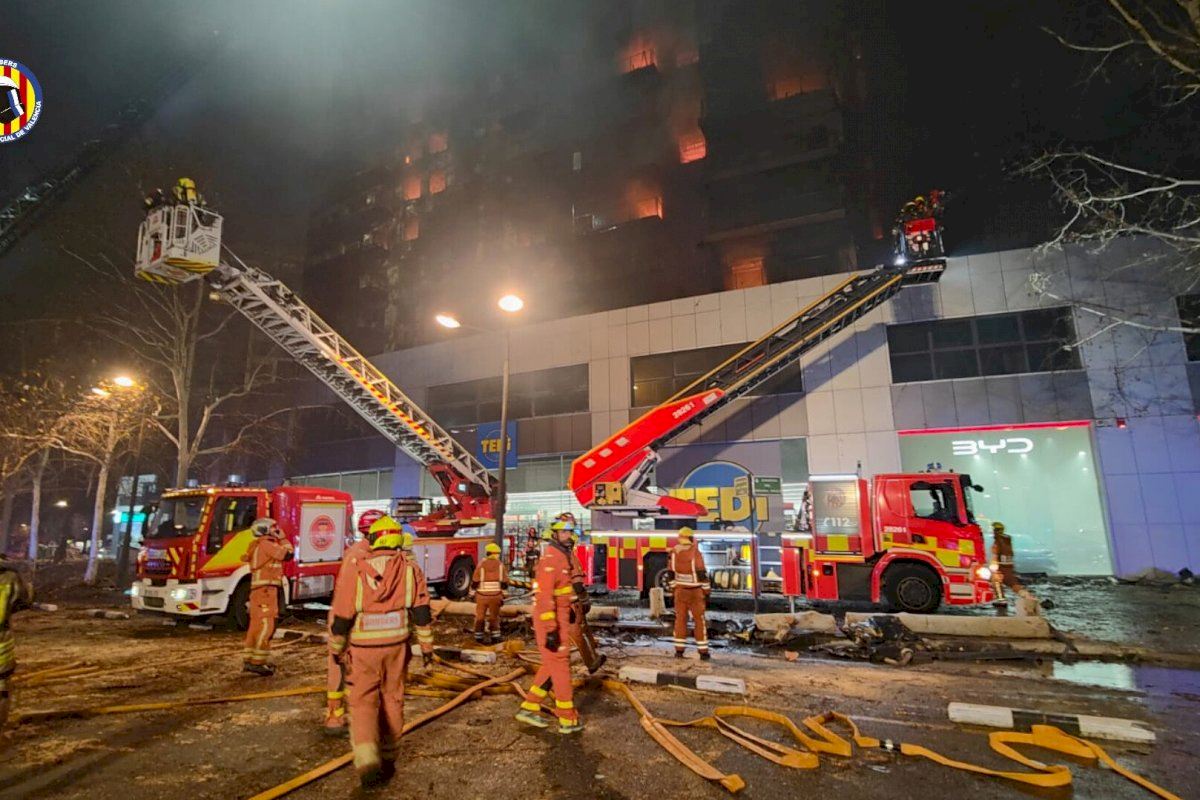 Al menos 4 fallecidos en la tragedia del incendio del edificio de Valencia a la espera de que entren los bomberos