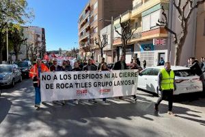 La Vall d'Uixó protesta contra el ERE que afecta a 128 empleados de la planta de Roca Tiles