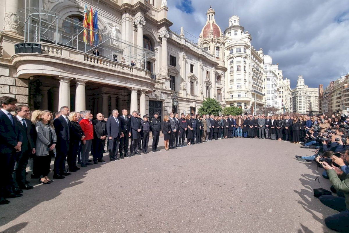 Valencia guarda un minuto de silencio en señal de duelo por las víctimas del incendio de Campanar