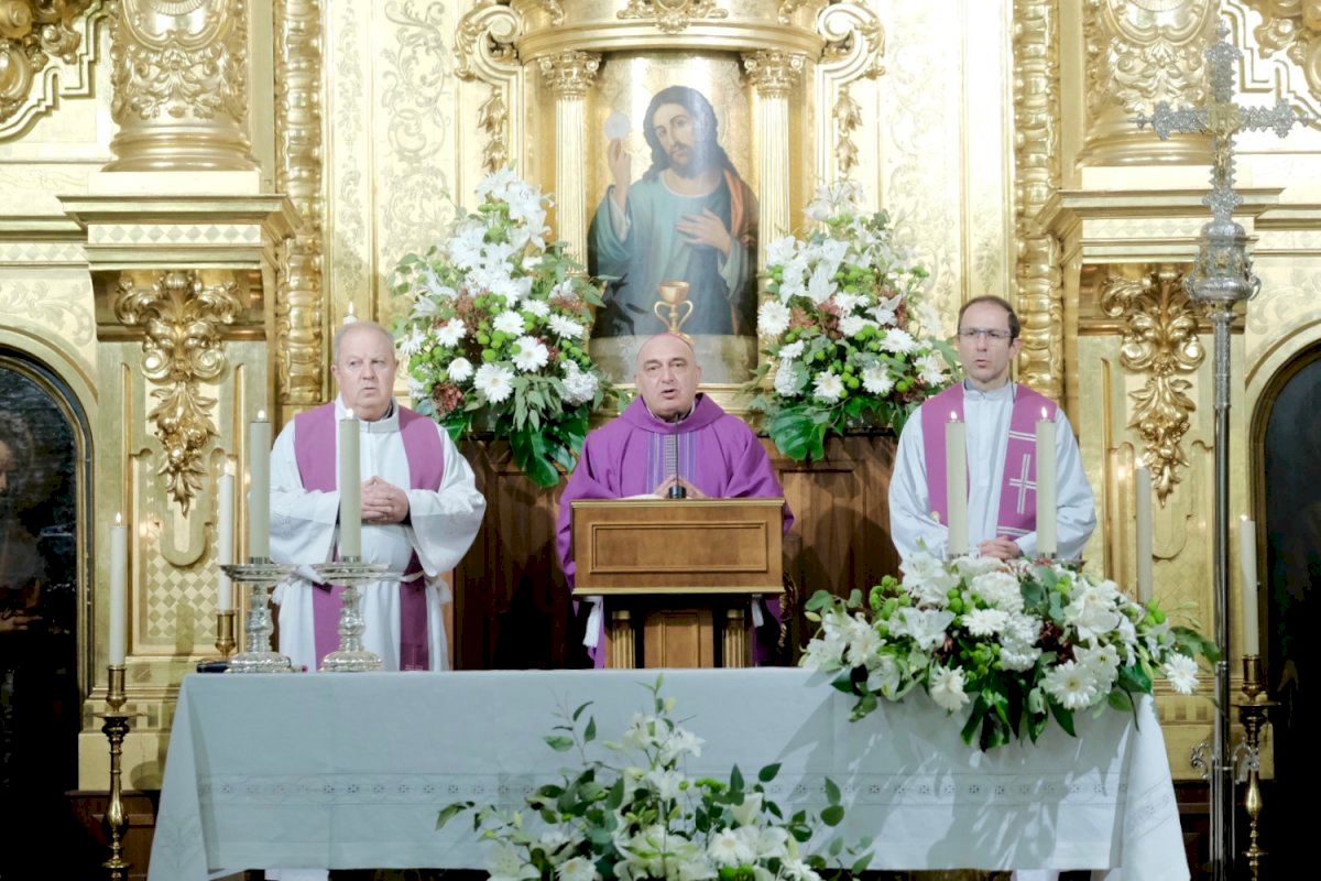El Arzobispo de Valencia acompaña a las familias de las víctimas y afectados por el incendio, en una misa oficiada en el barrio de Campanar