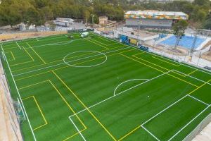 El campo de césped artificial del polideportivo municipal de l’Alfàs casi a punto