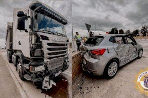 Aparatoso accidente entre un camión y un coche en Onda