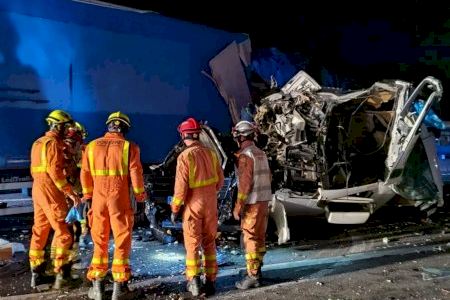 Brutal accidente en la A-7 al chocar dos camiones entre Alberic y Gavarda