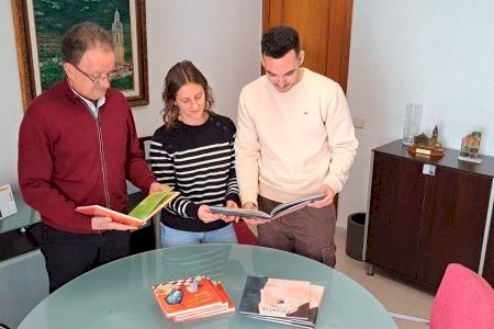 Un vecino realiza una donación de libros para los talleres de fomento lector dirigidos a la población infantil de Alcalà-Alcossebre