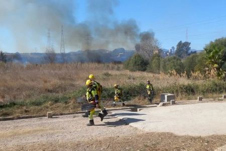 Evacuan una escoleta infantil y cortan las vías del tren por el incendio entre Almassora y Vila-real
