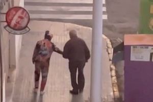 Persecución a un anciano cuchillo en mano por las calles de Elche: un ladrón causa el pánico y la víctima se esconde en una panadería