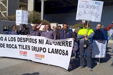 Els treballadors de Roca Tiles de la Vall d'Uixó porten a Cevisama la seua protesta per l'ERE que afecta el 65% de la plantilla