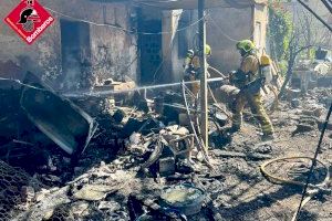 Traslladen a l'hospital a tres persones afectades per l'incendi d'un habitatge a Benejúzar