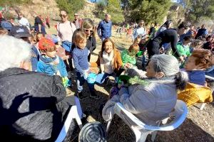 Escolares y mayores de la residencia celebran juntos la plantación del Día del Árbol en Almassora