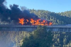 L'incendi d'un camió a Buñol complica la circulació i crema una pineda