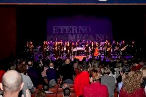 El Teatre Payá al complet ovaciona en peus l'actuació d'Etern Mecano
