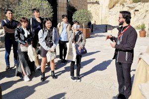 Estudiantes japoneses visitan la Costa Blanca para conocer su amplia oferta de turismo idiomático