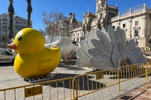 La plaça de l'Ajuntament de València ja acull les primeres peces que formaran la falla municipal del 2024