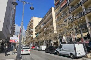 El Ayuntamiento inicia el mantenimiento y pintado de las farolas  de la avenida Gabriel Miró